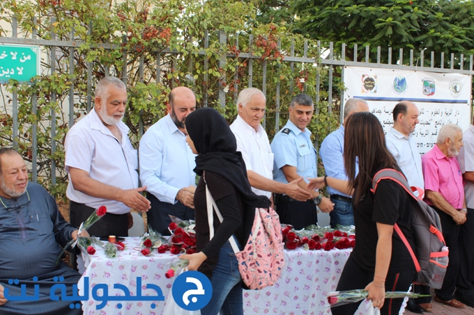 انتظام الدراسة في ثانوية جلجولية واستقبال الطلاب بالورود